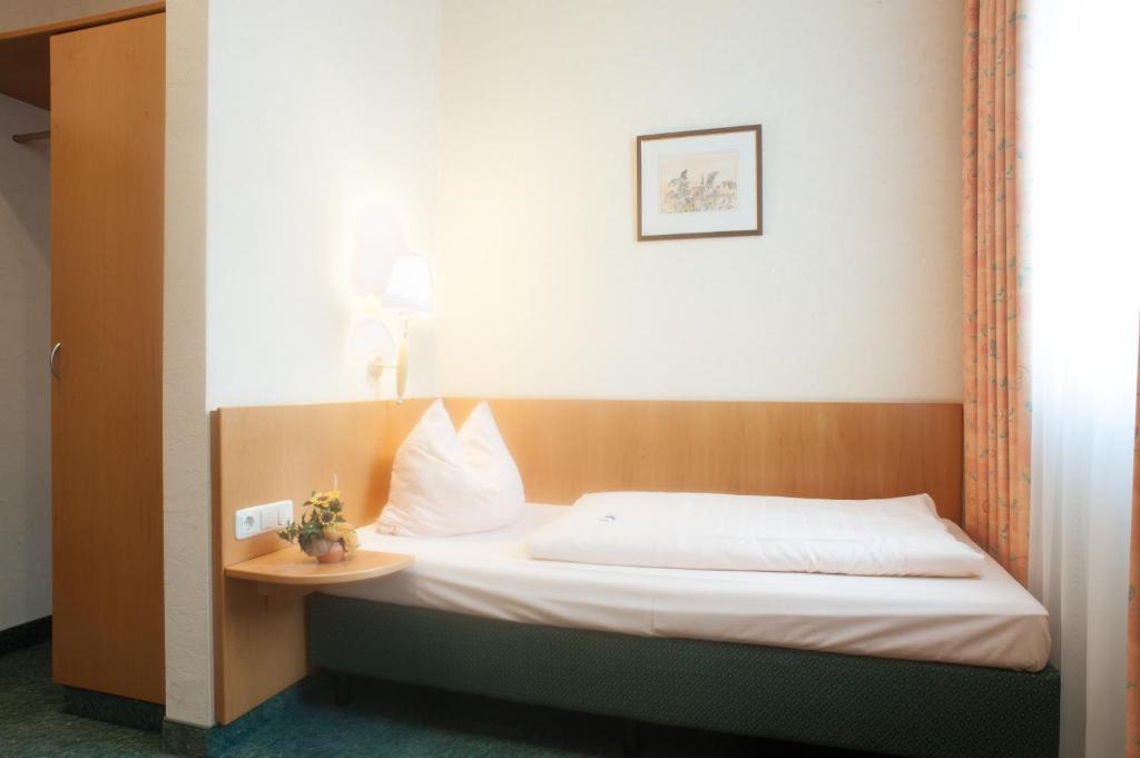 Domizil Alte Post Hotel Puttlingen Exterior photo